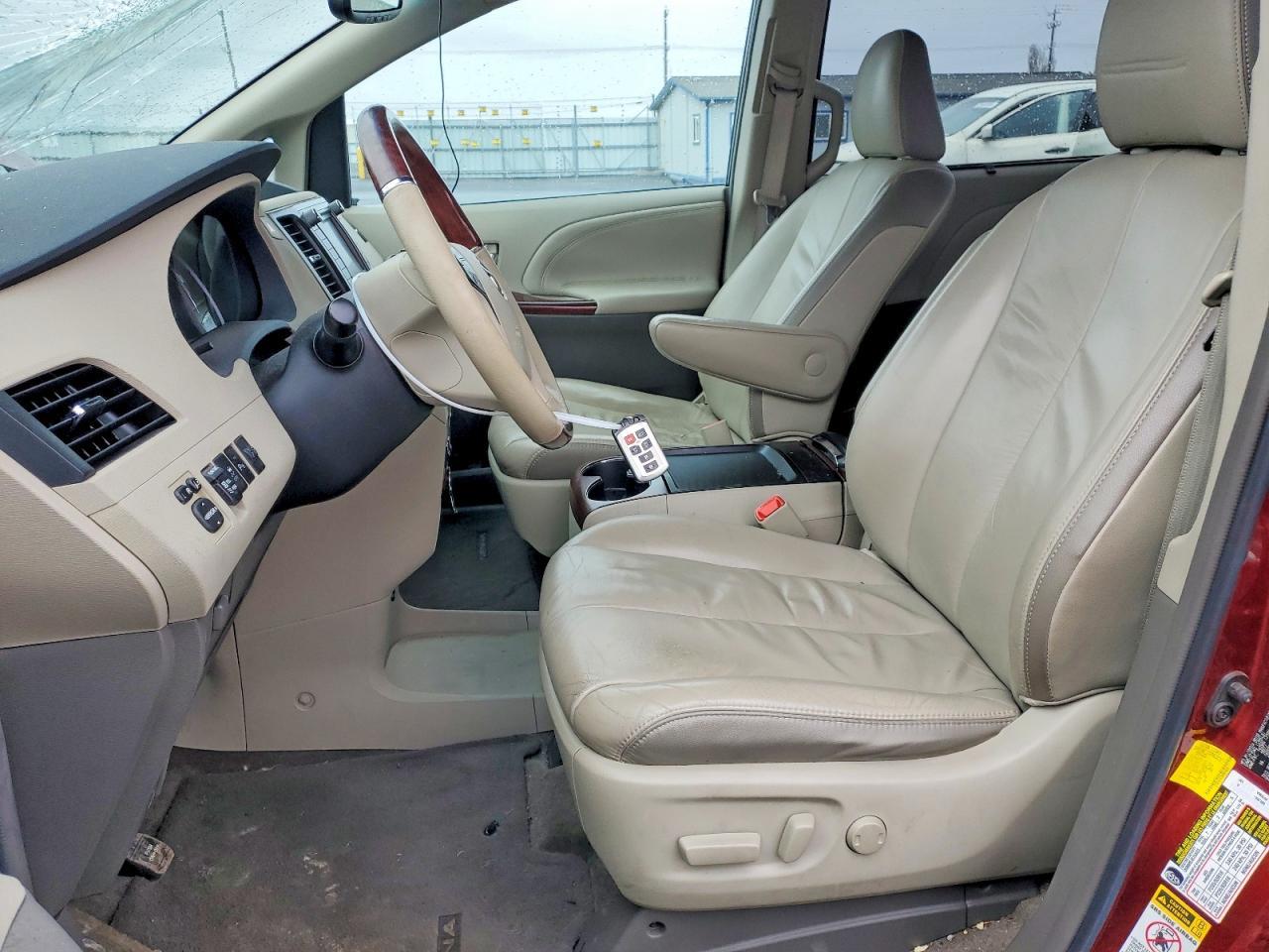 2011 TOYOTA SIENNA