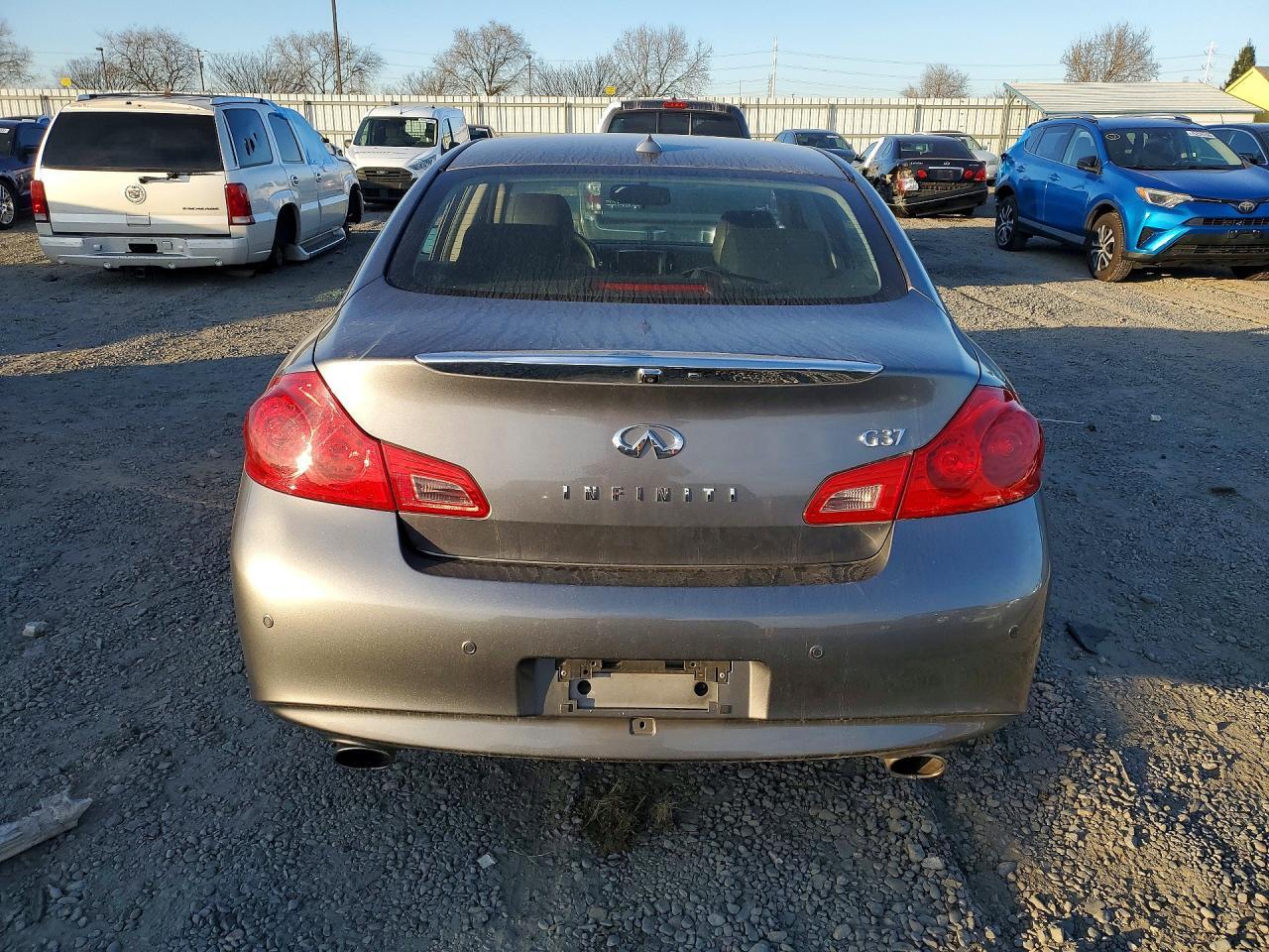 2011 INFINITI G37