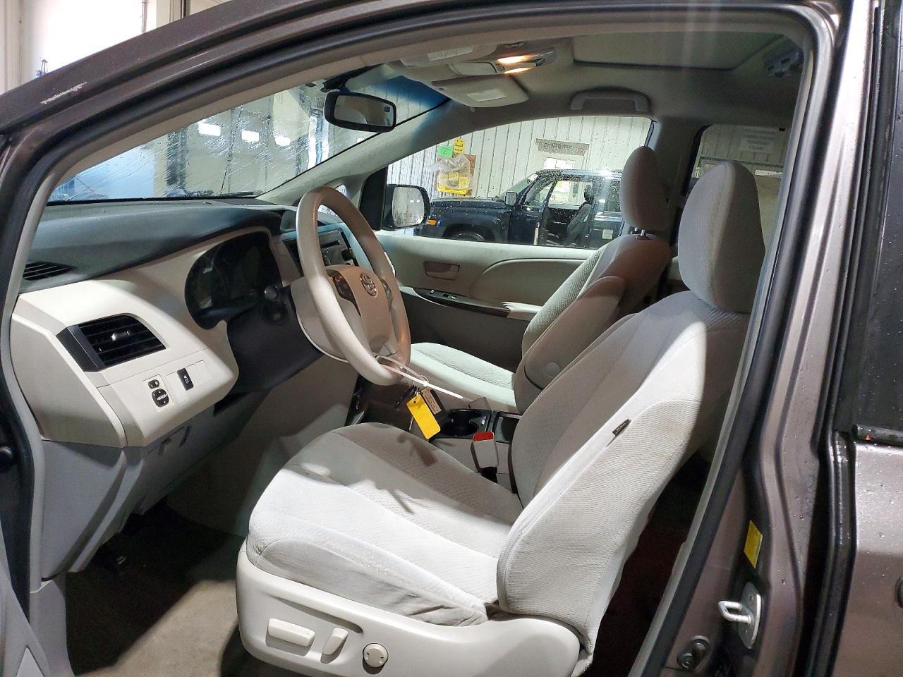 2011 TOYOTA SIENNA