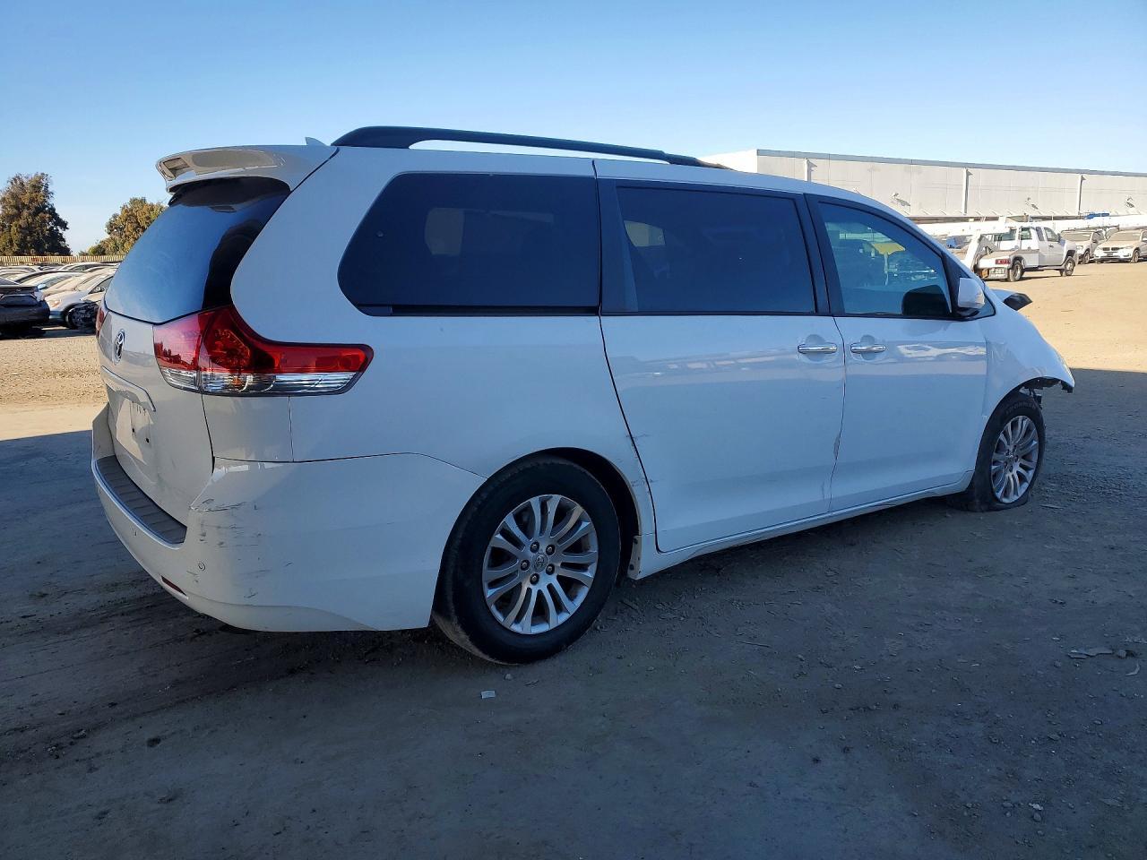2011 TOYOTA SIENNA