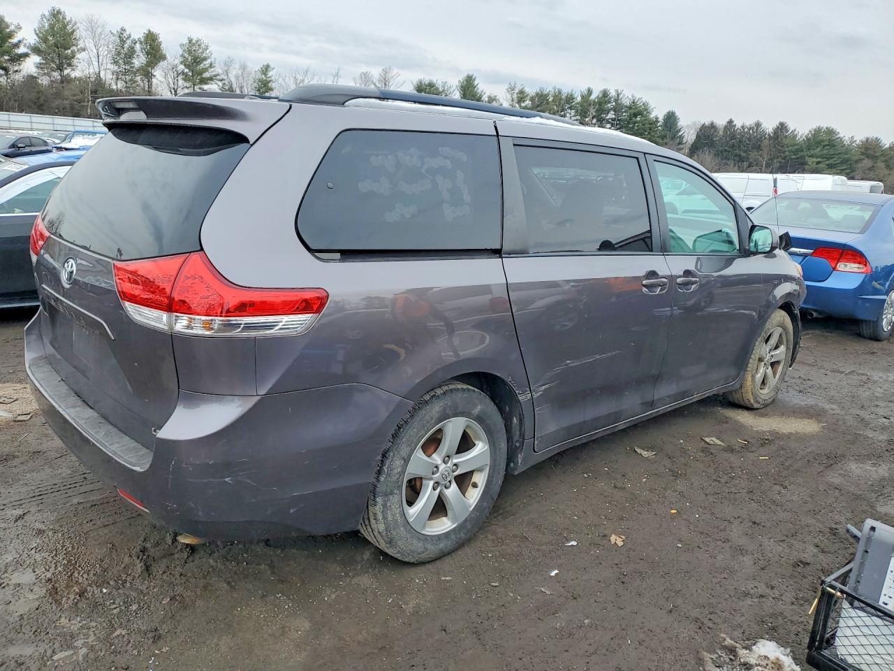 2011 TOYOTA SIENNA