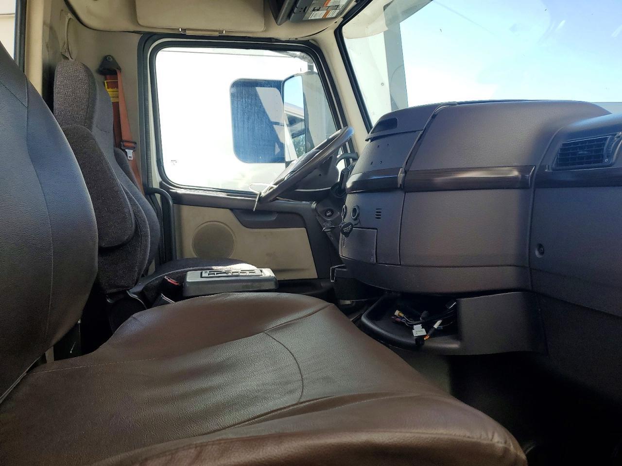 2015 VOLVO VNL