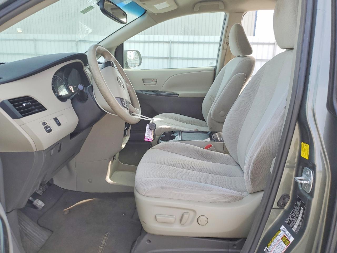 2011 TOYOTA SIENNA