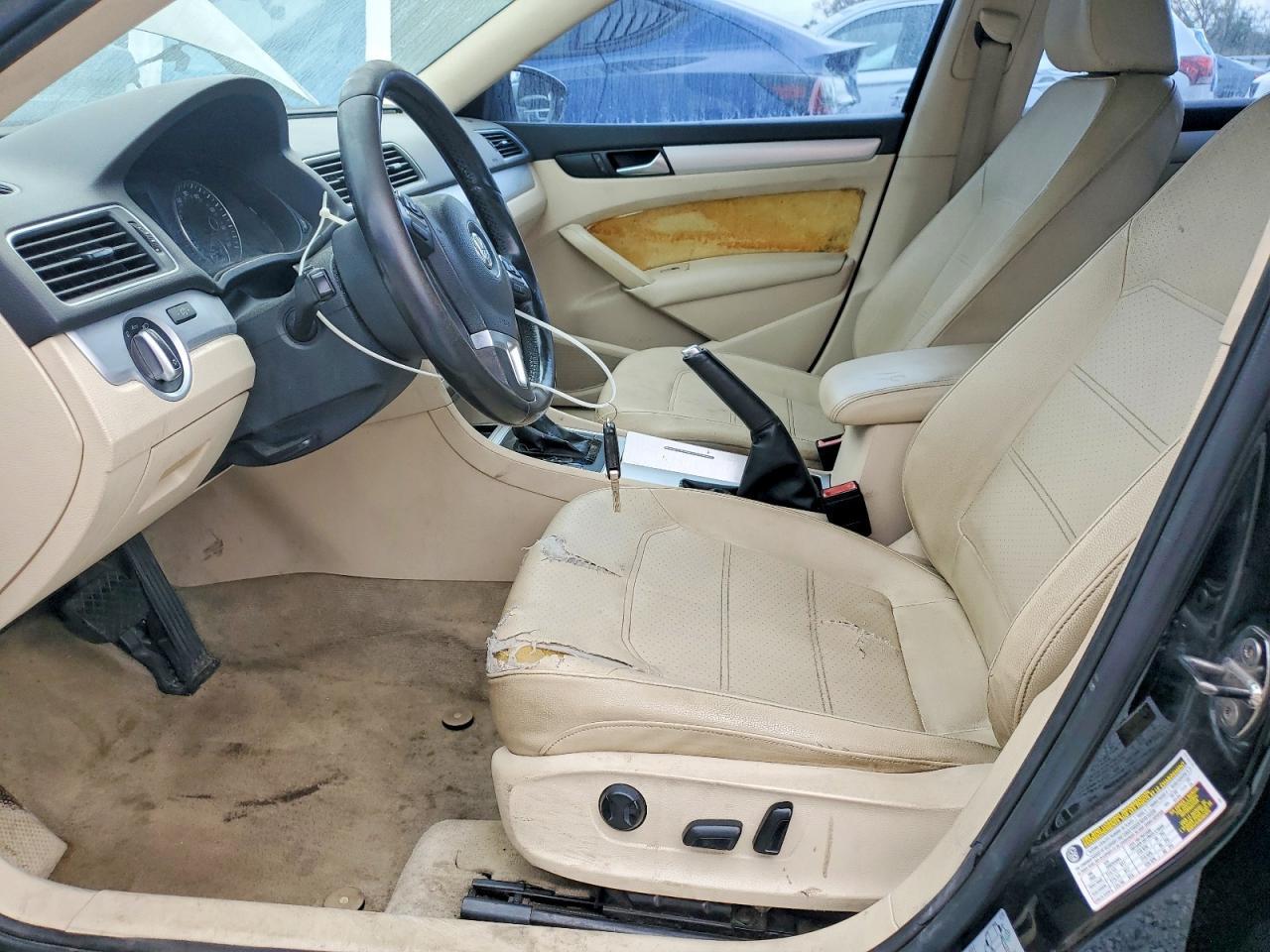 2012 VOLKSWAGEN Passat