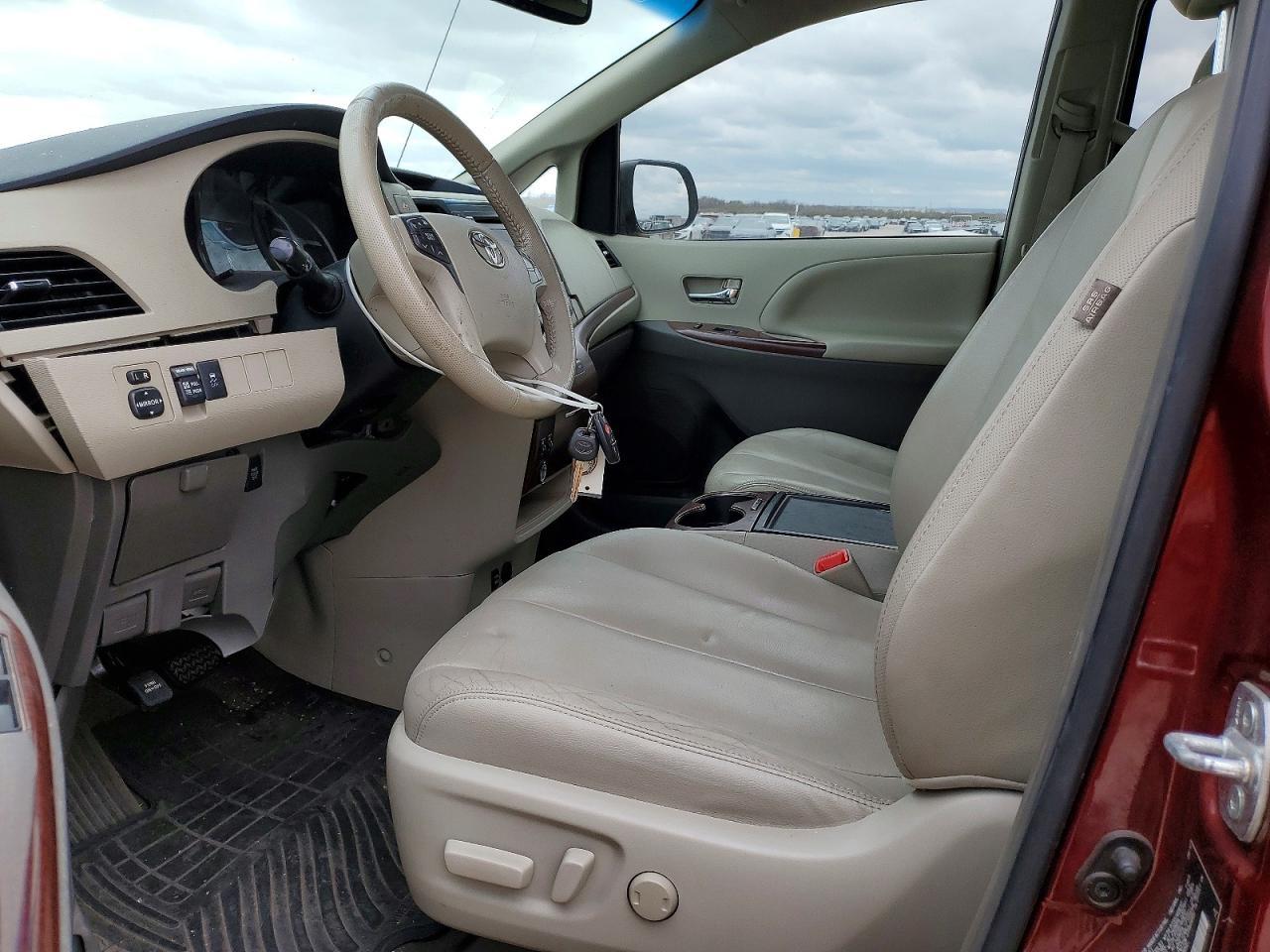 2013 TOYOTA SIENNA