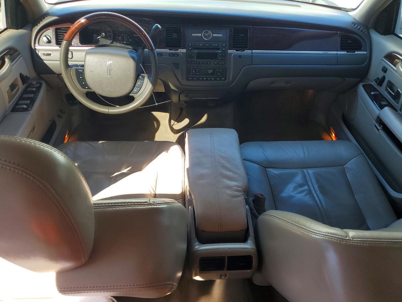 2010 LINCOLN Town Car