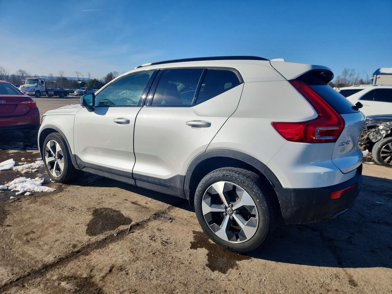 2023 VOLVO XC40