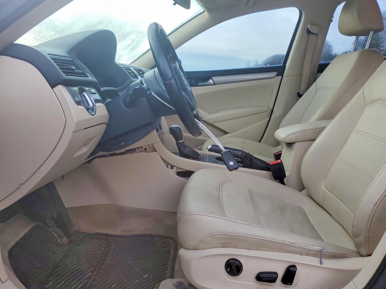 2014 VOLKSWAGEN Passat