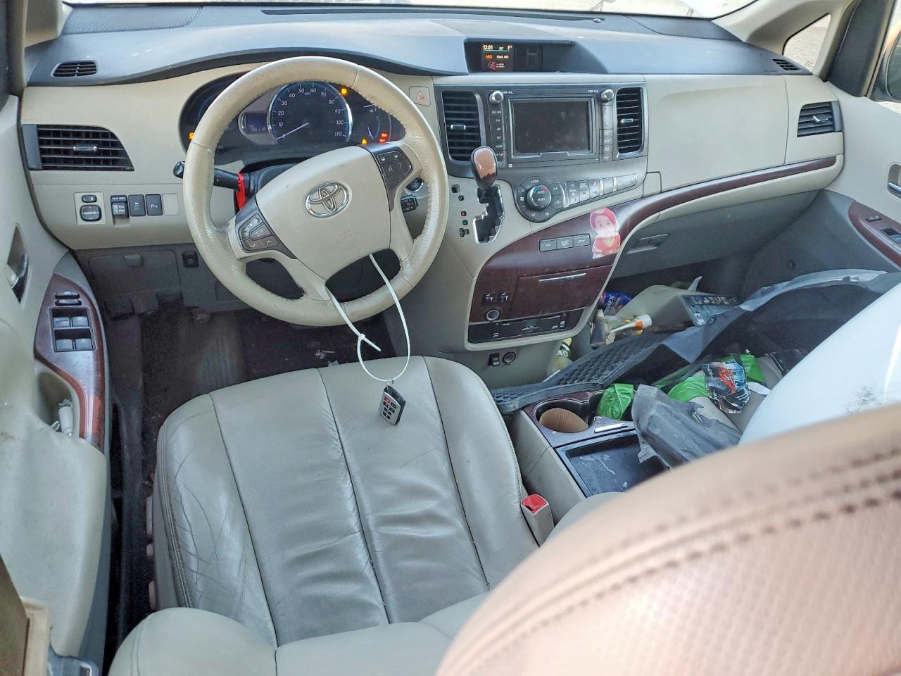 2011 TOYOTA SIENNA