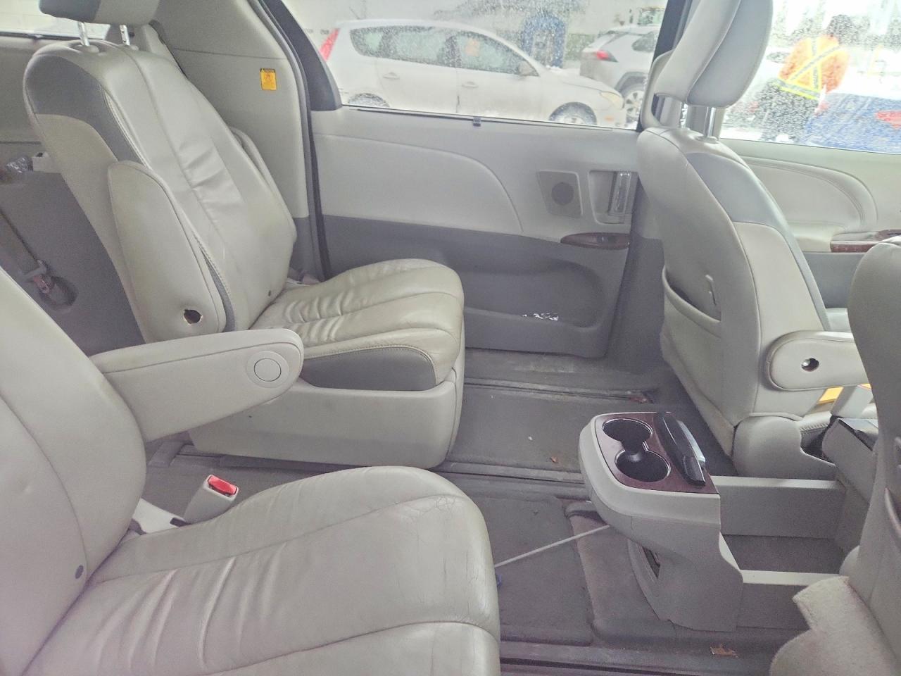 2011 TOYOTA SIENNA