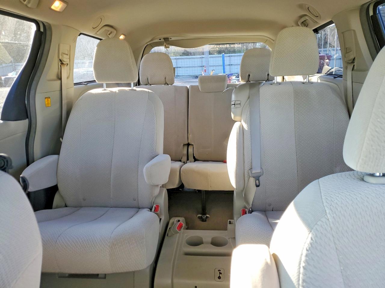 2011 TOYOTA SIENNA