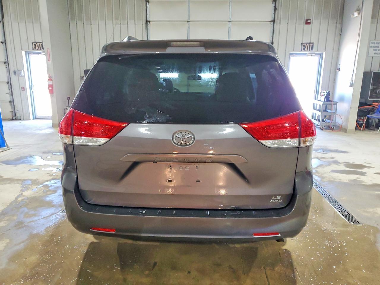 2011 TOYOTA SIENNA