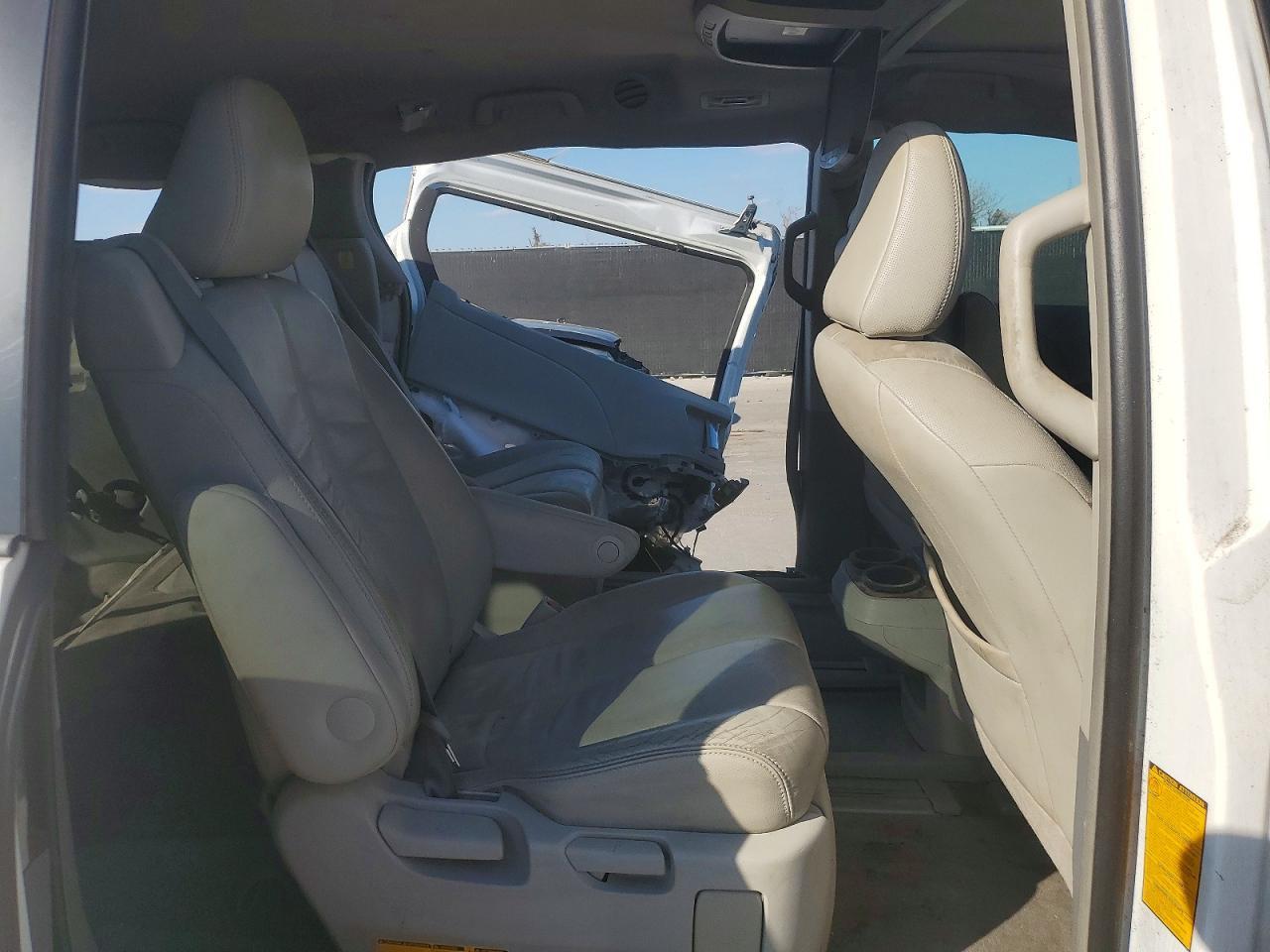 2012 TOYOTA SIENNA