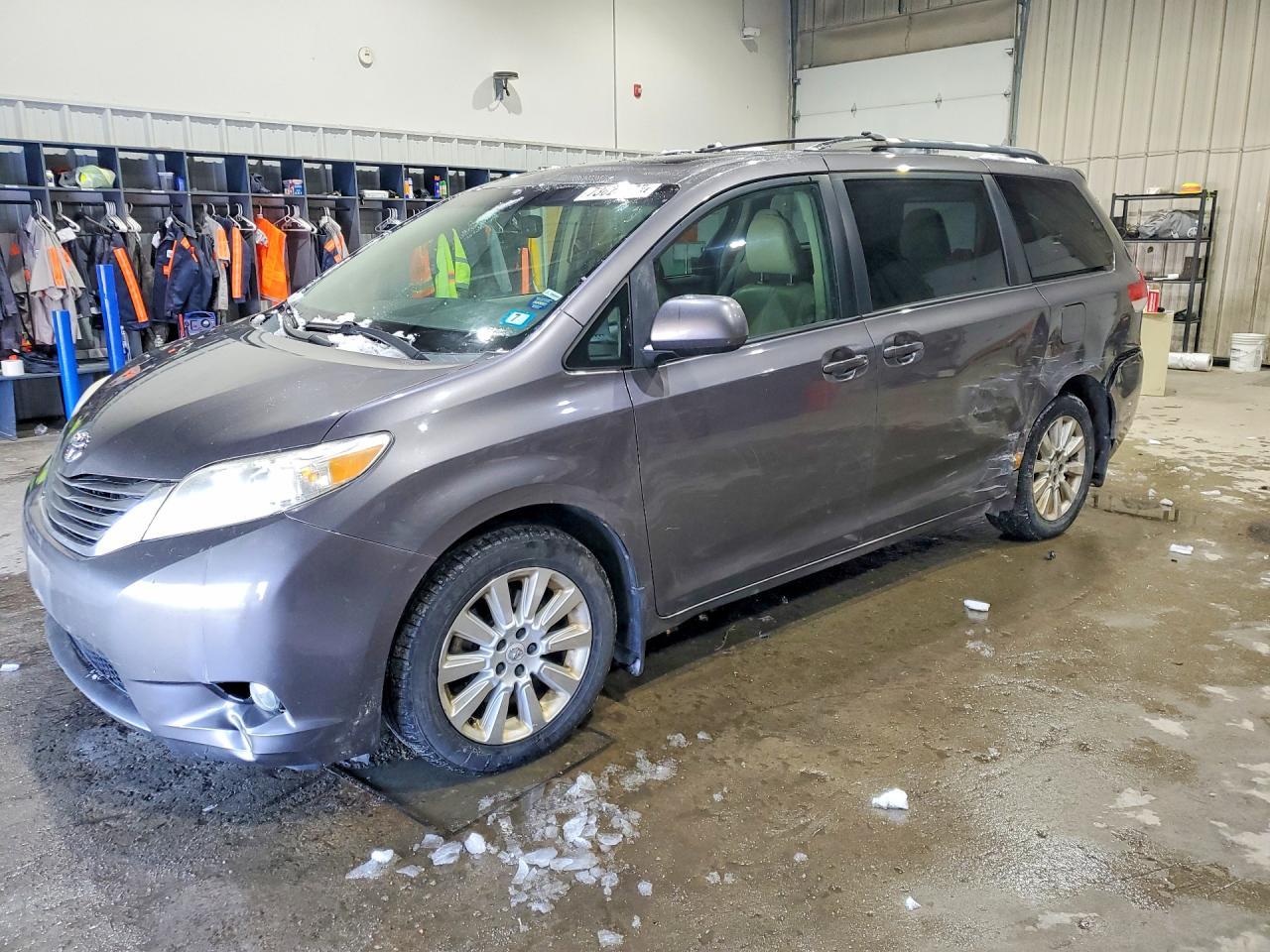 2011 TOYOTA SIENNA