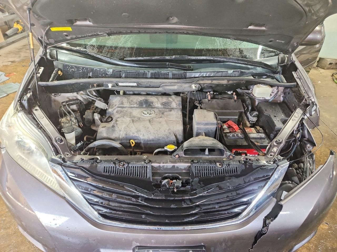 2012 TOYOTA SIENNA