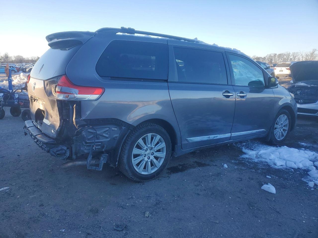 2013 TOYOTA SIENNA