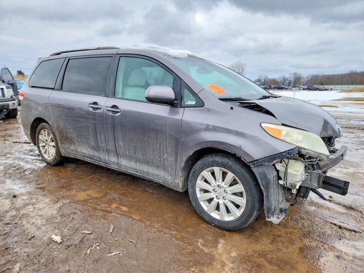 2011 TOYOTA SIENNA