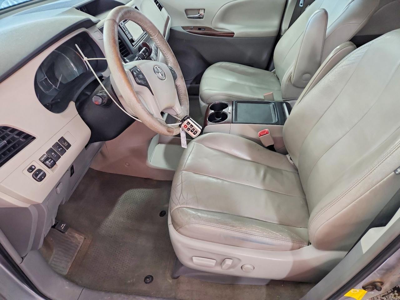 2013 TOYOTA SIENNA