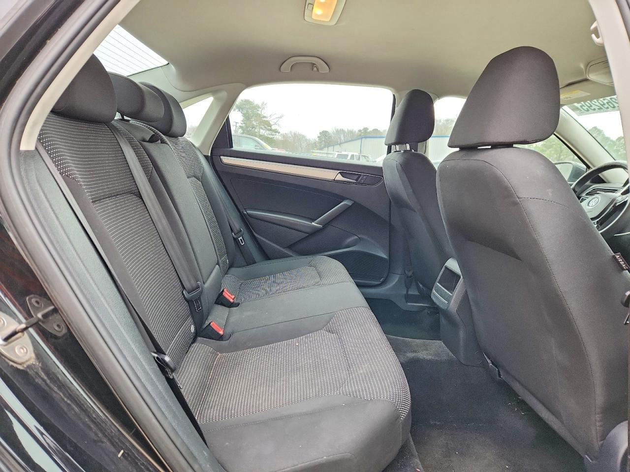 2016 VOLKSWAGEN Passat