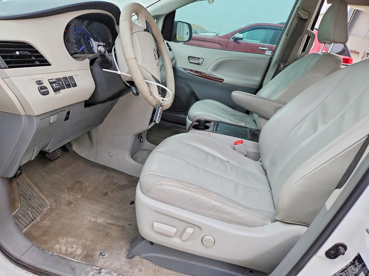 2013 TOYOTA SIENNA