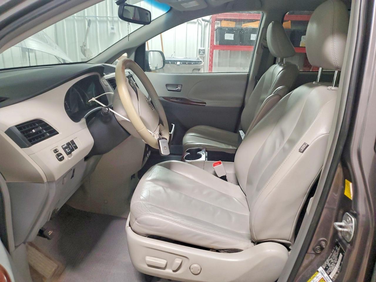 2011 TOYOTA SIENNA