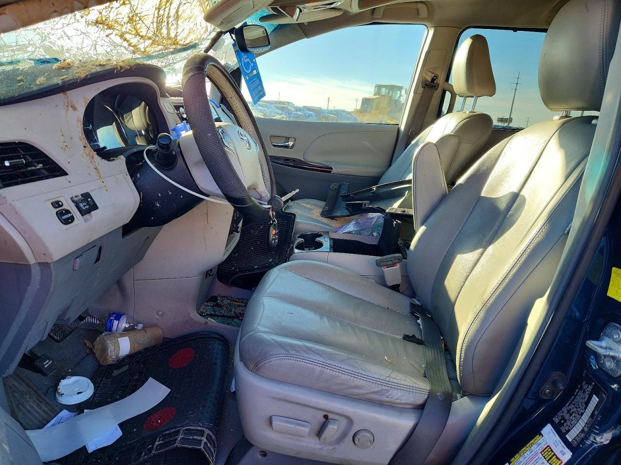 2011 TOYOTA SIENNA