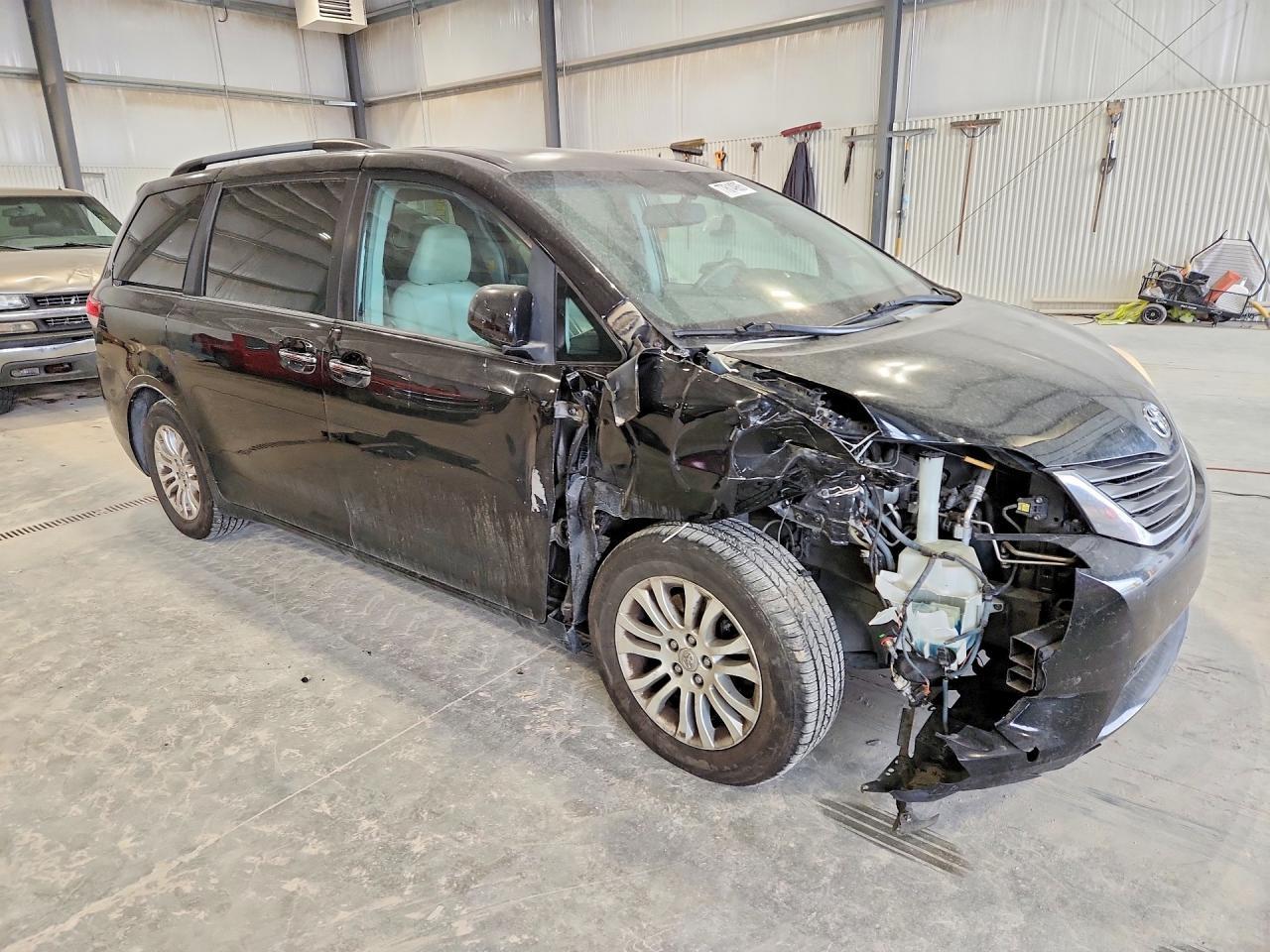 2014 TOYOTA SIENNA