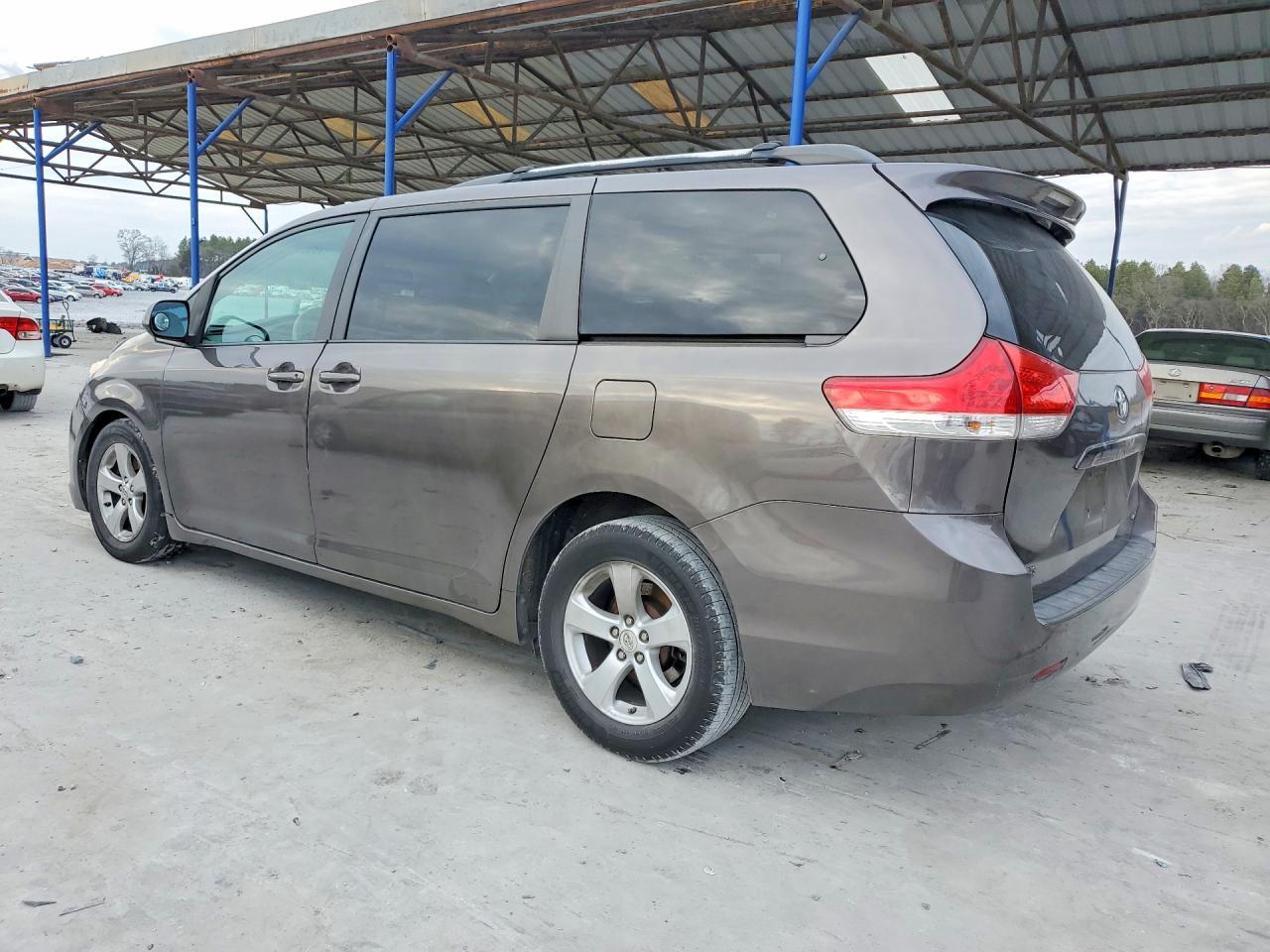 2011 TOYOTA SIENNA