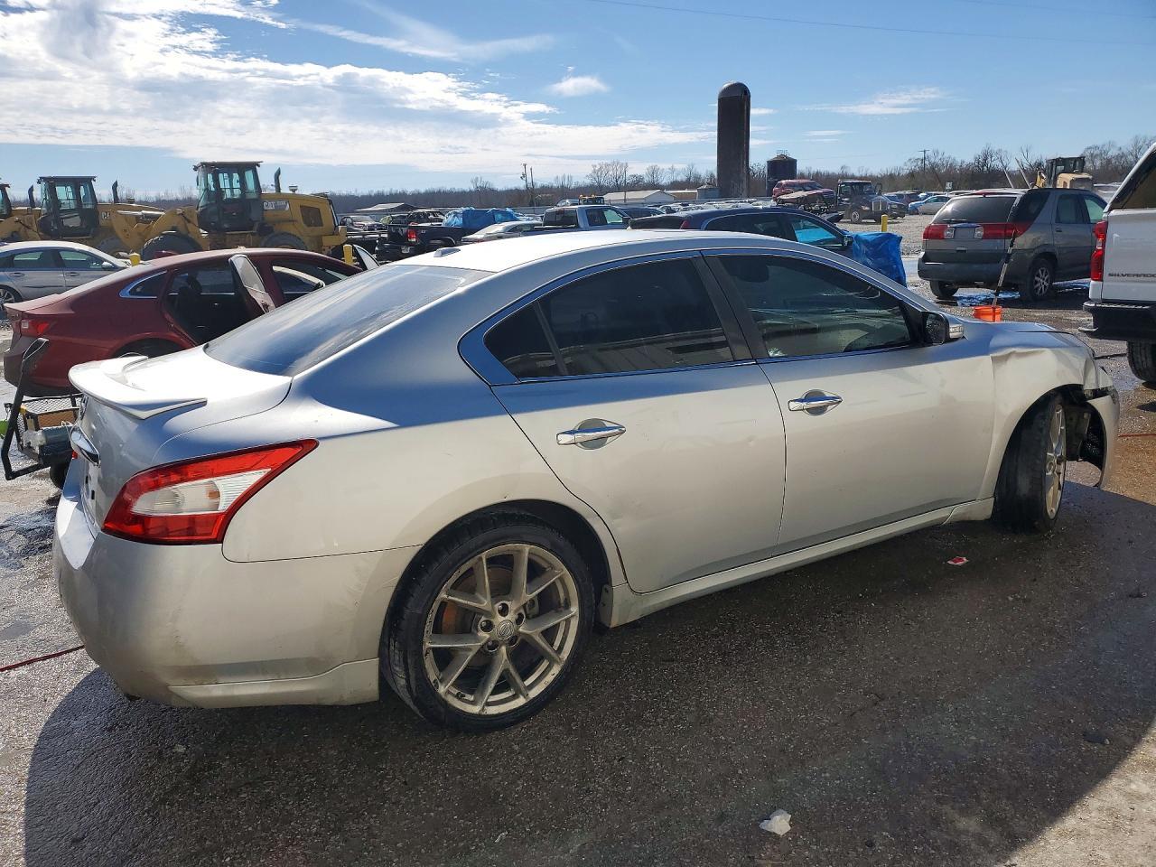 2010 NISSAN Maxima