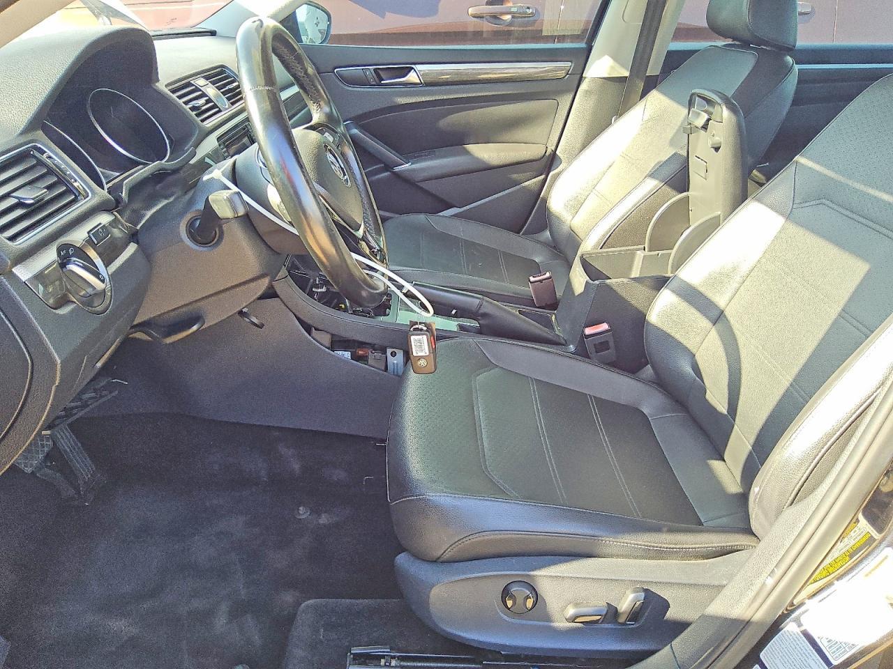 2017 VOLKSWAGEN Passat