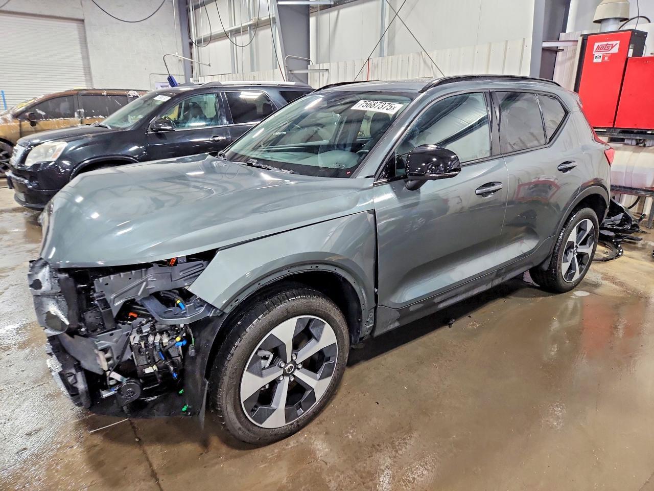 2026 VOLVO XC40