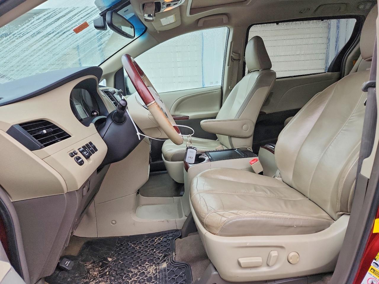 2012 TOYOTA SIENNA