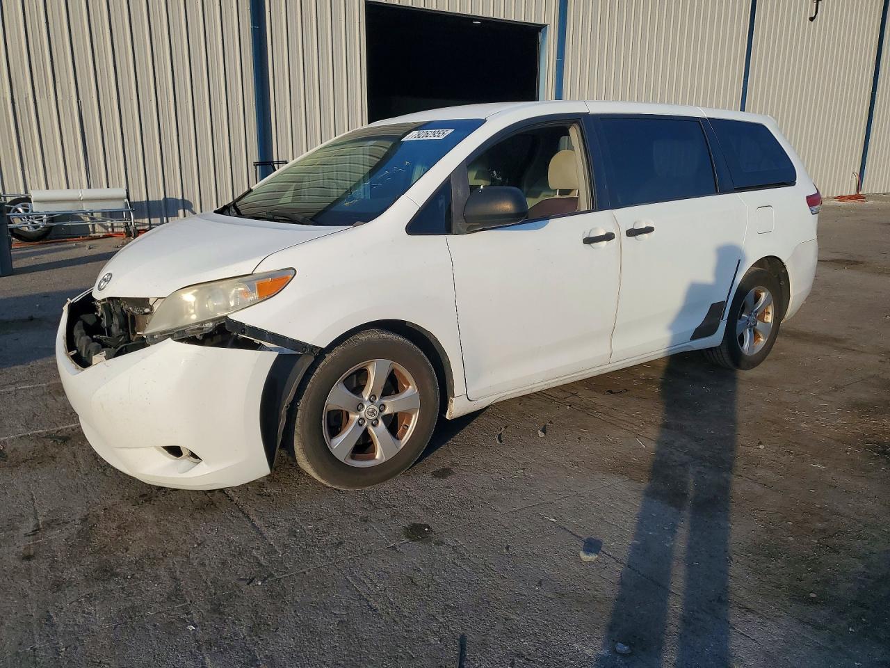 2011 TOYOTA SIENNA