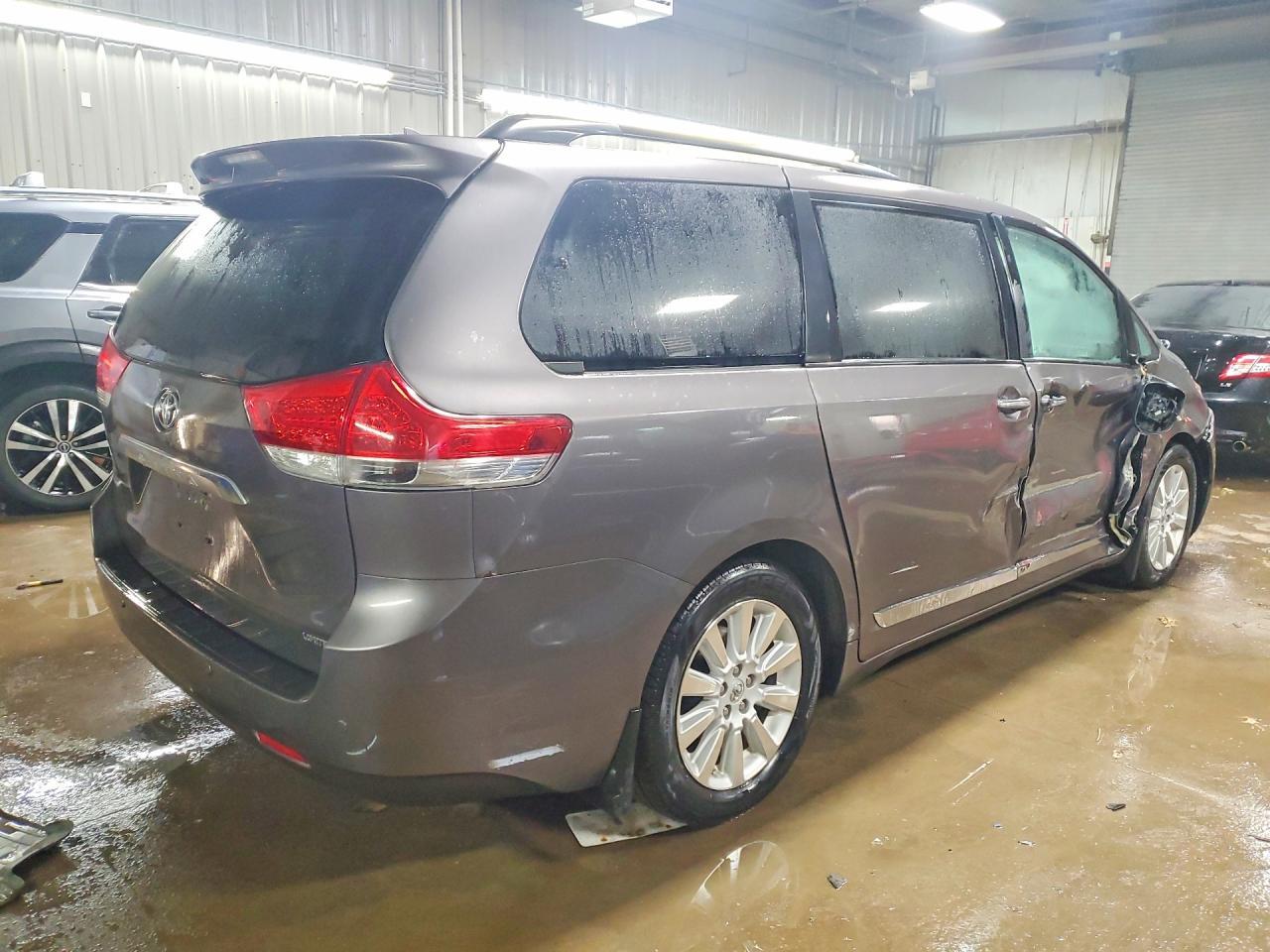 2013 TOYOTA SIENNA