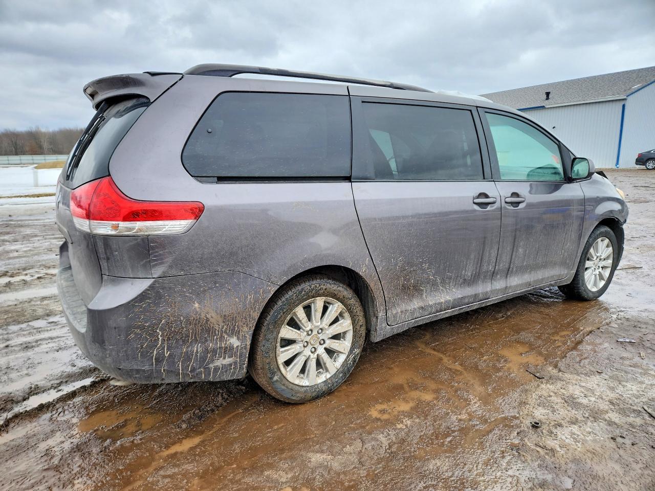 2011 TOYOTA SIENNA