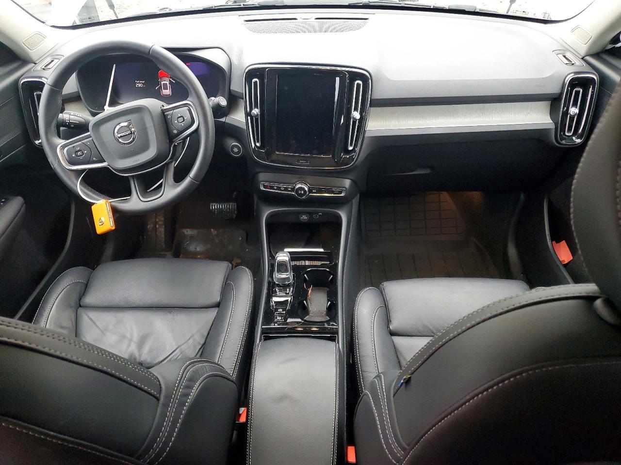 2023 VOLVO XC40