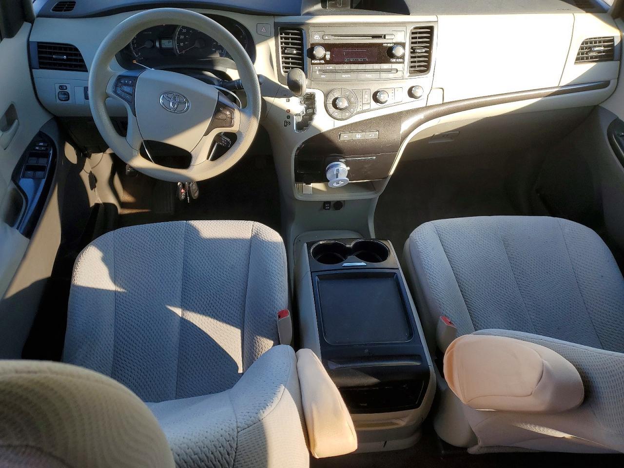 2011 TOYOTA SIENNA