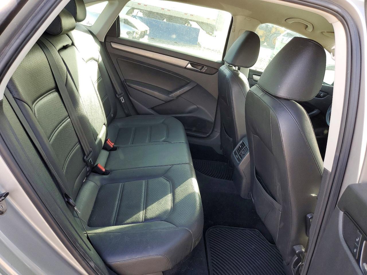 2014 VOLKSWAGEN Passat