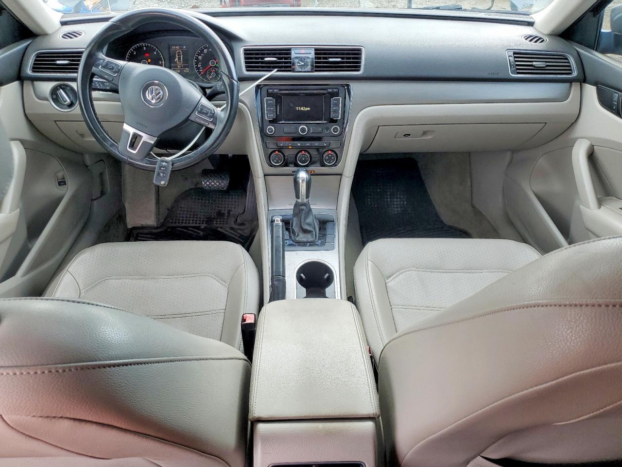 2014 VOLKSWAGEN Passat
