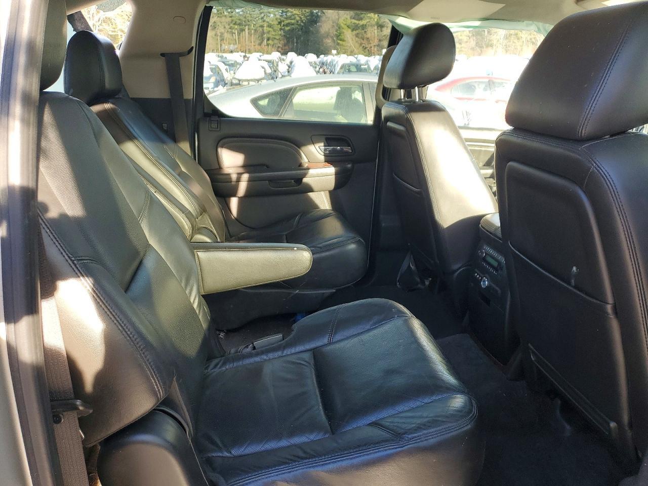 2011 CADILLAC Escalade ESV