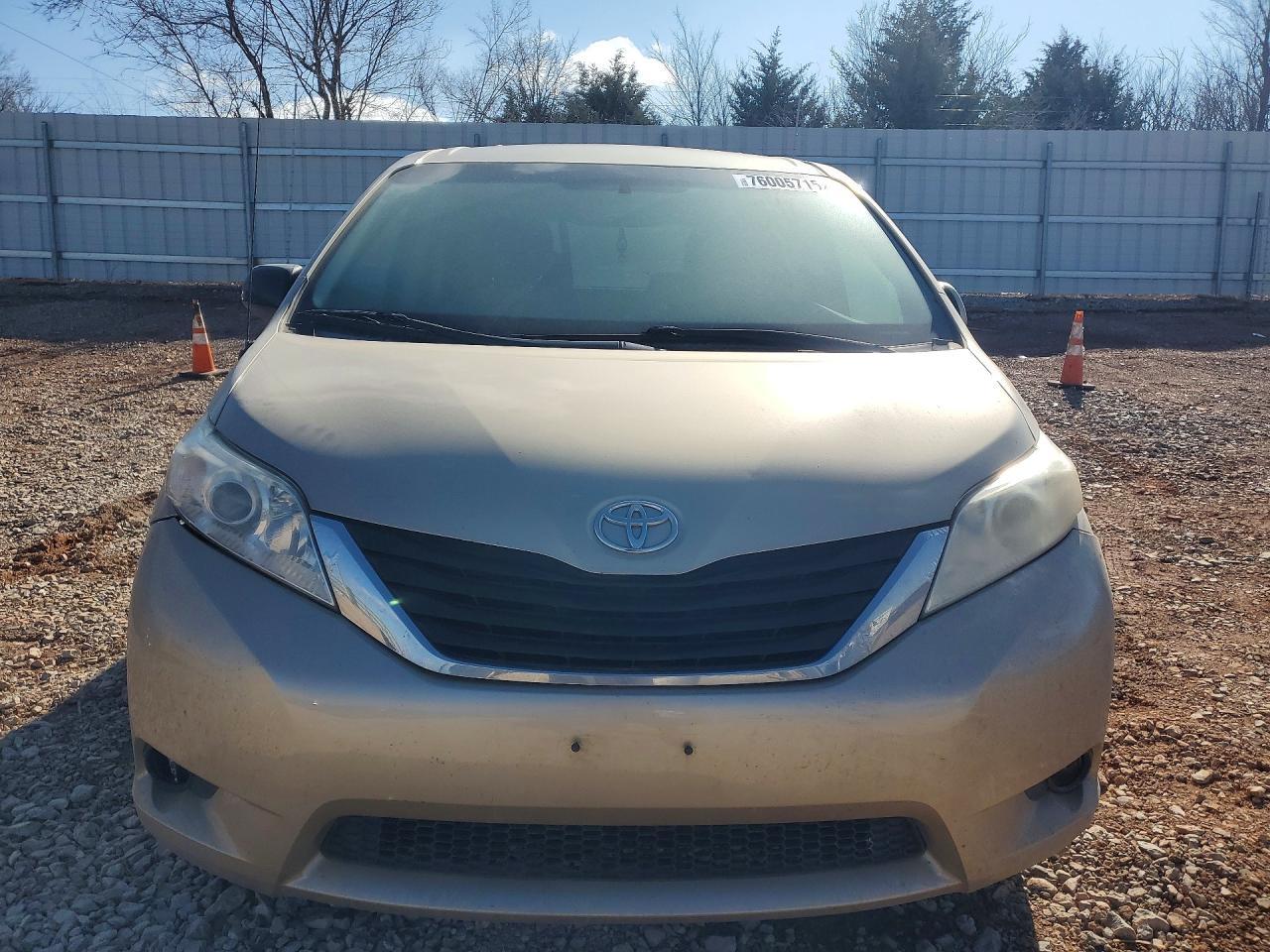 2011 TOYOTA SIENNA