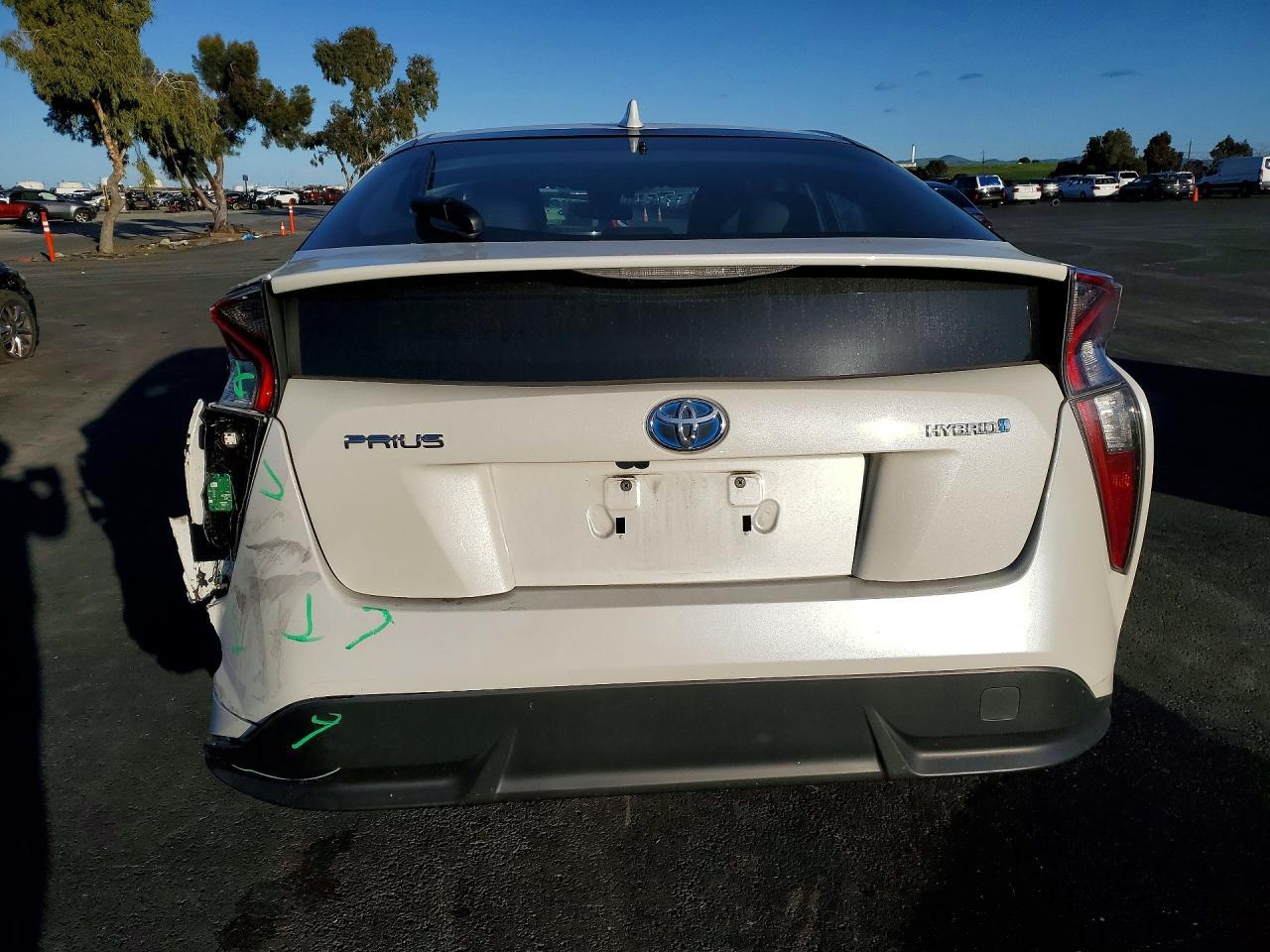 2016 TOYOTA PRIUS