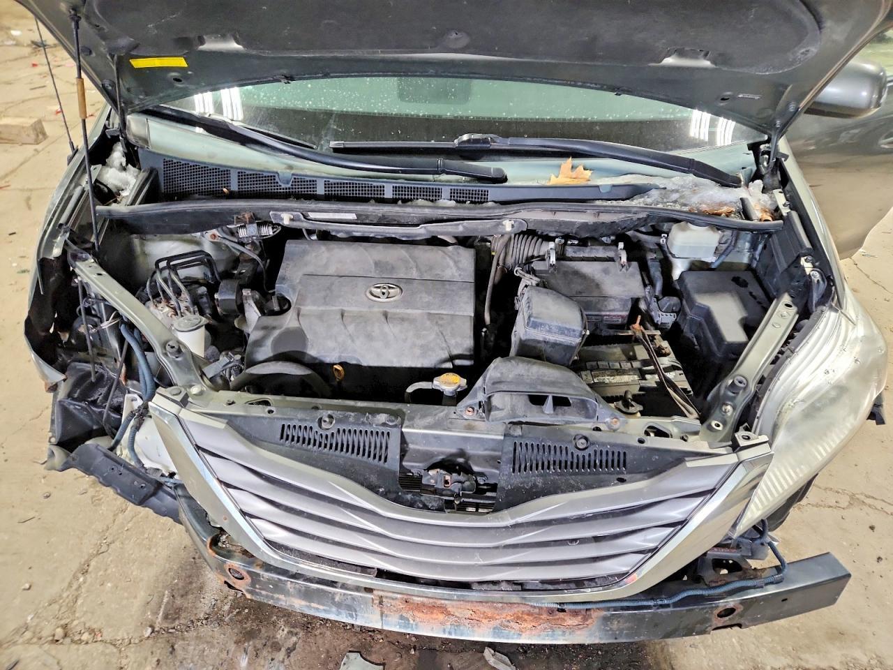 2012 TOYOTA SIENNA
