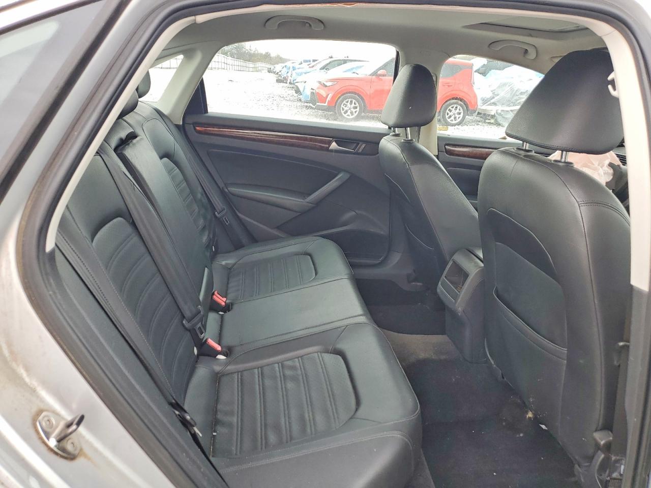 2012 VOLKSWAGEN Passat
