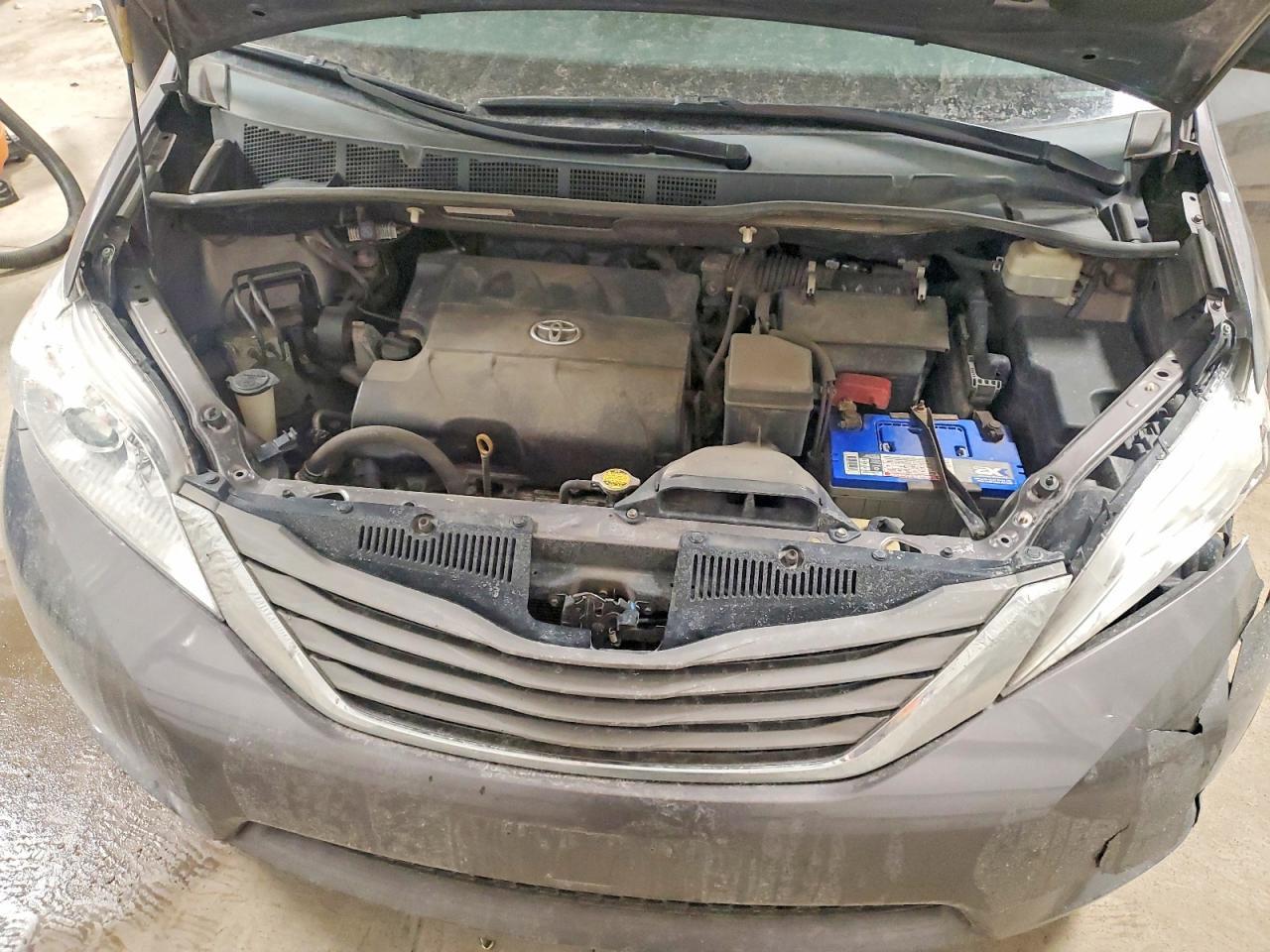 2011 TOYOTA SIENNA