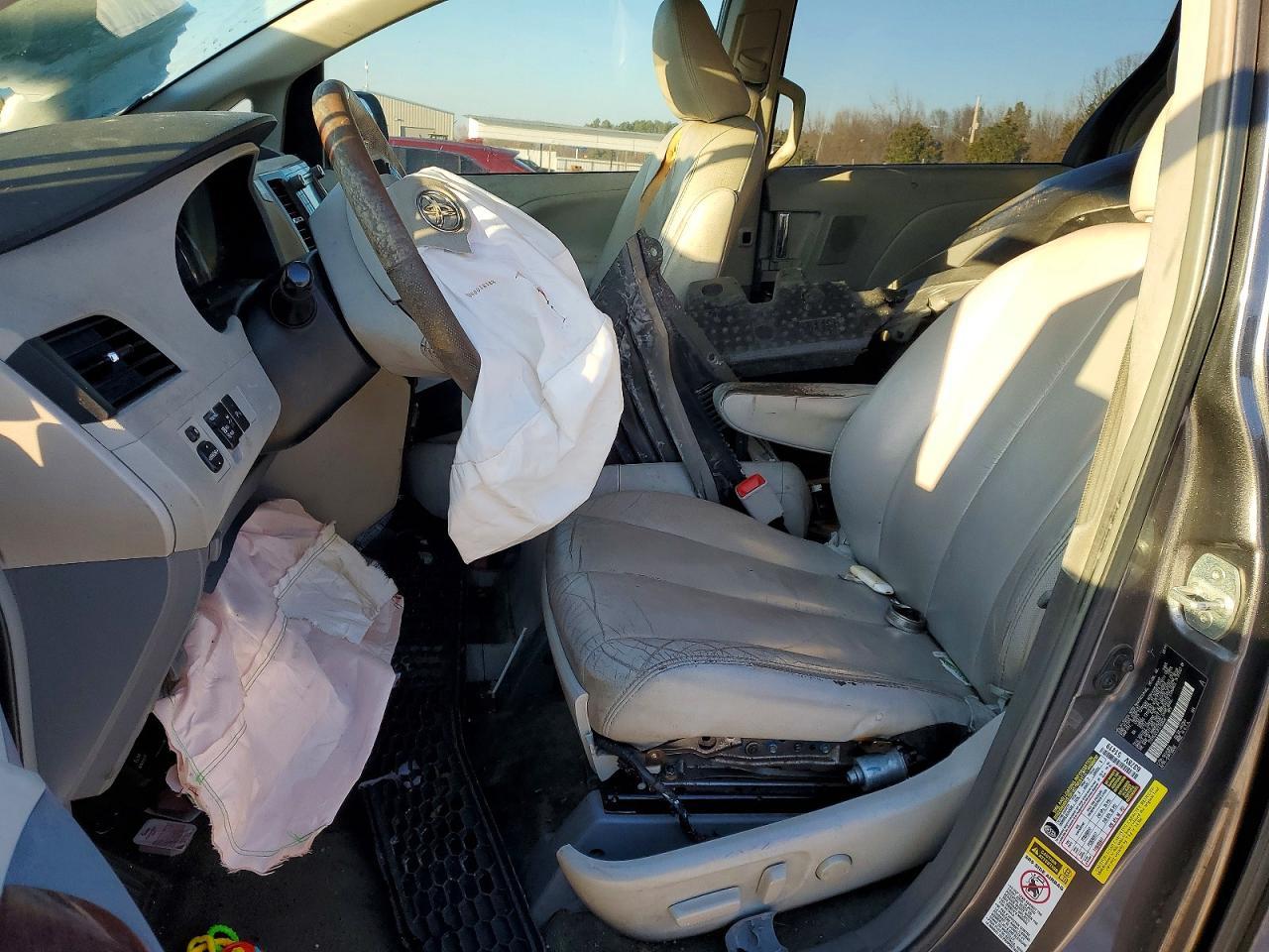 2012 TOYOTA SIENNA