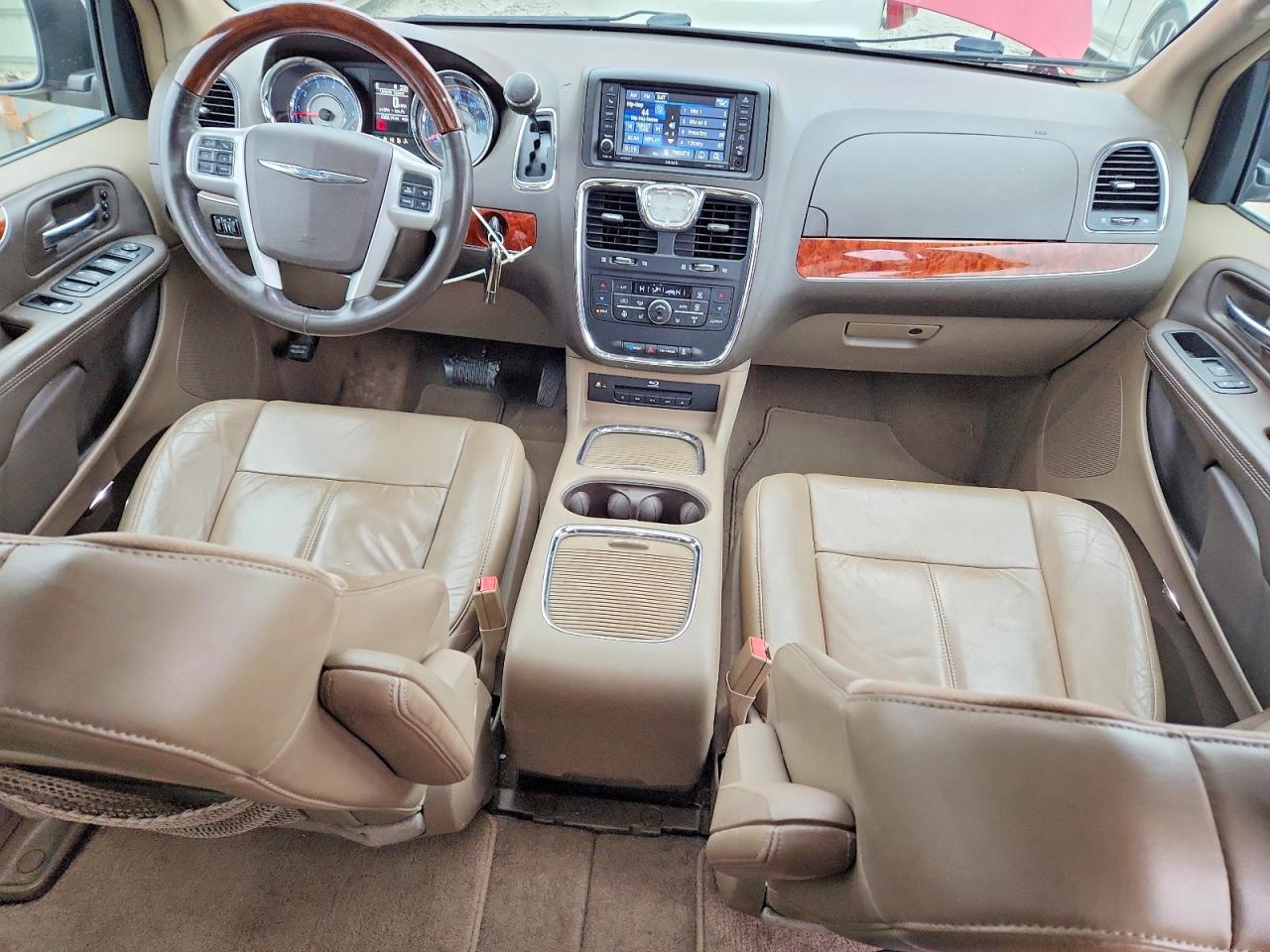 2016 CHRYSLER Town & Country