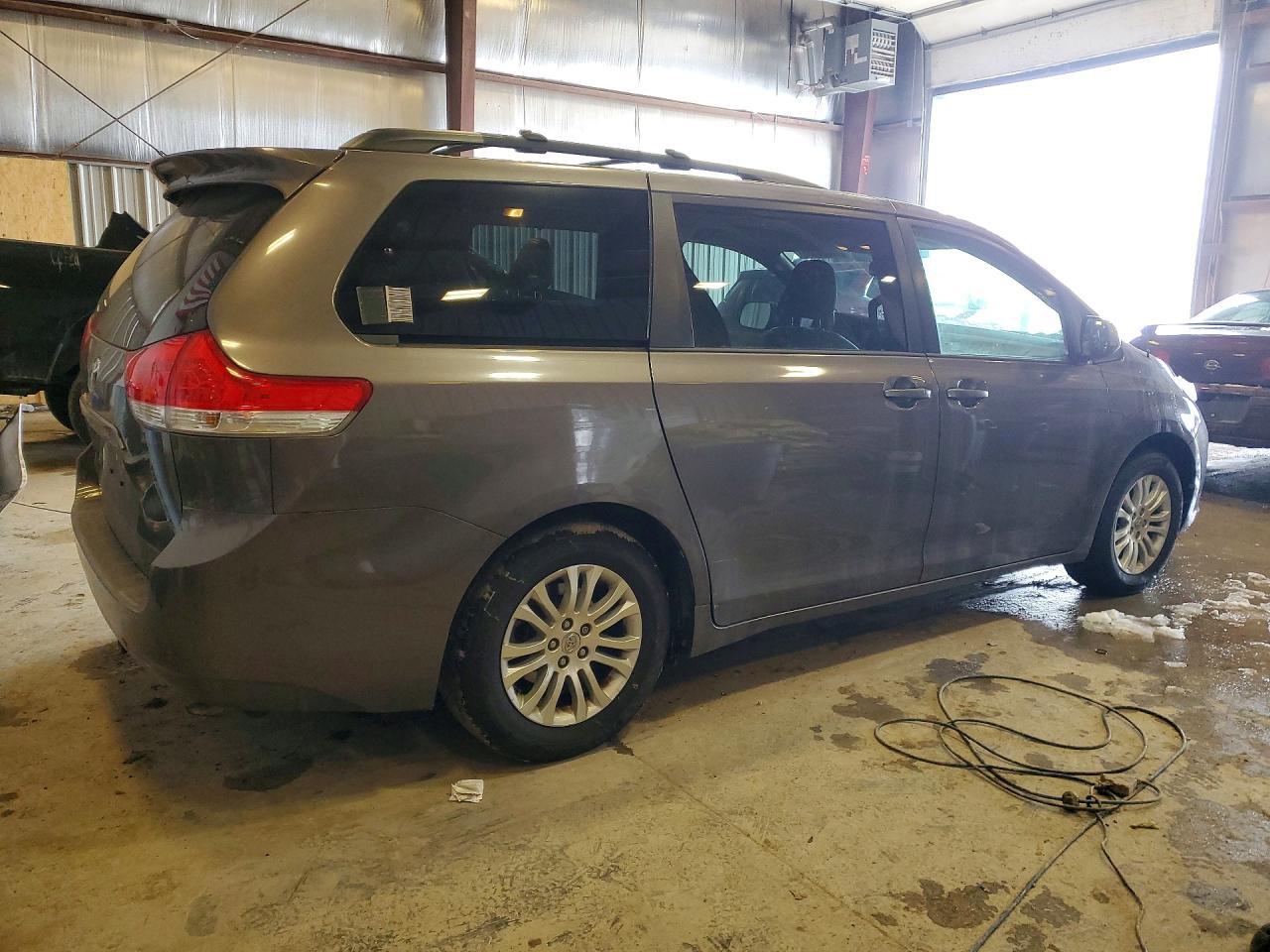 2013 TOYOTA SIENNA