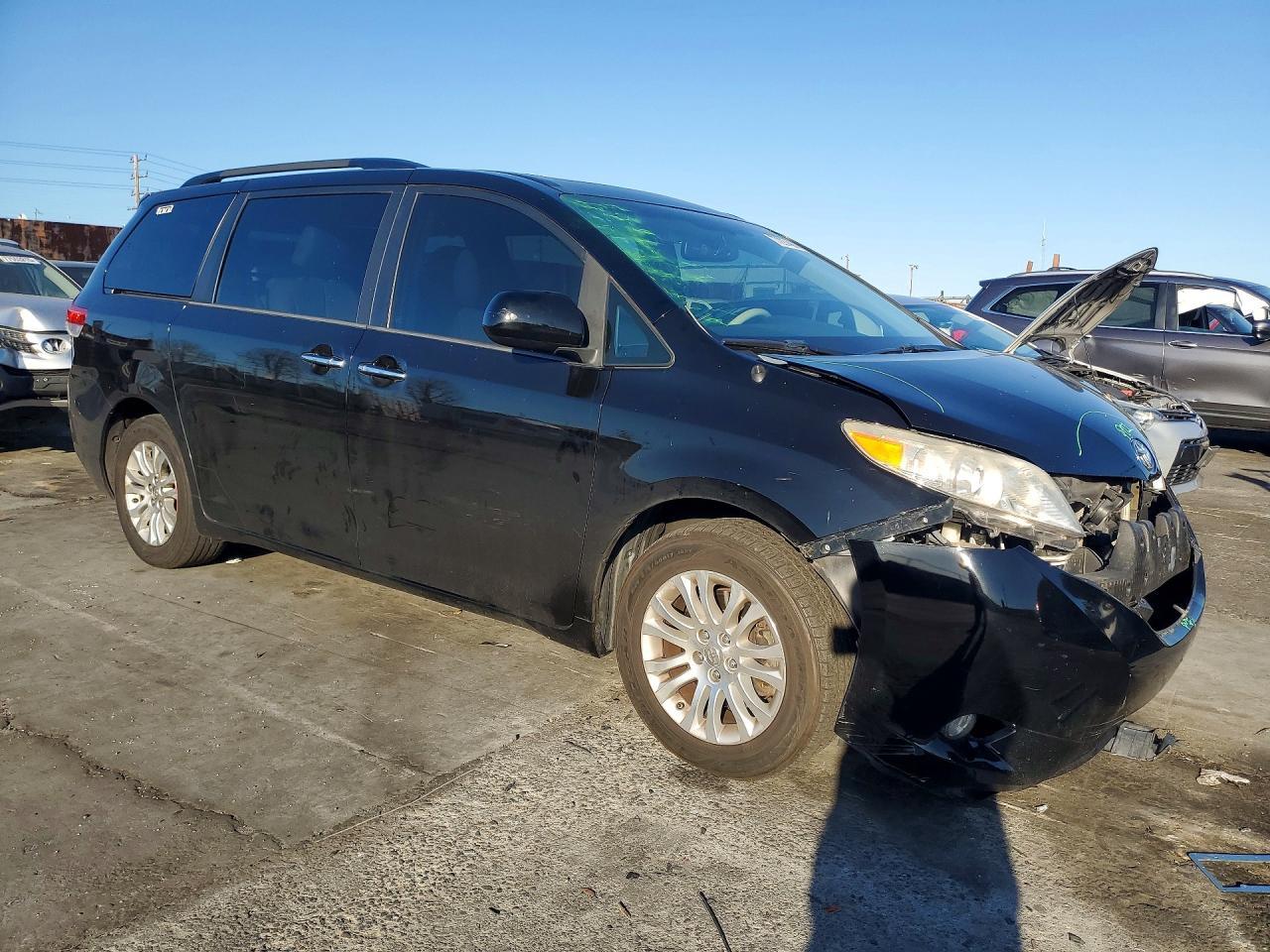 2014 TOYOTA SIENNA
