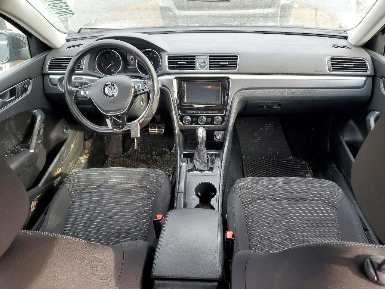2016 VOLKSWAGEN Passat